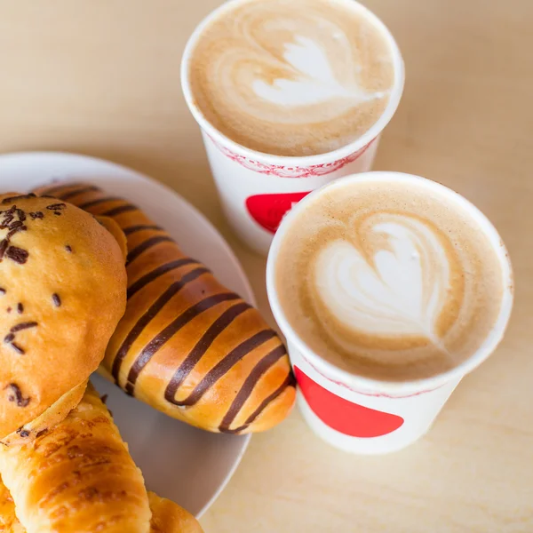 Två koppar latte med hjärta och kakor — Stockfoto