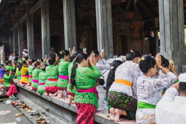 Ubud, Bali - 8 Mart: Kimliği belirsiz kişi sırasında gerçekleştirilen Melas