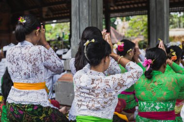 Ubud, Bali - 8 Mart: Kimliği belirsiz kişi sırasında gerçekleştirilen Melas