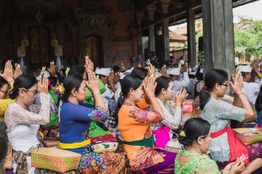 Ubud, Bali - 8 Mart: Kimliği belirsiz kişi sırasında gerçekleştirilen Melas
