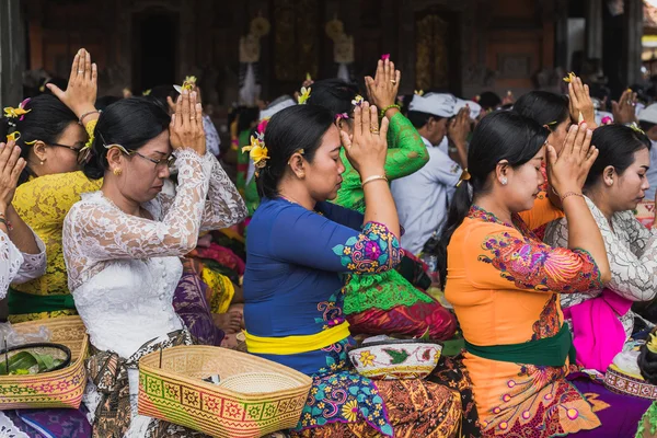 Ubud, Bali - 8 Mart: Kimliği belirsiz kişi sırasında gerçekleştirilen Melas