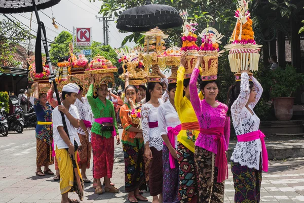 Ubud, Bali - 8 marca: Wieś kobiet przeprowadzenia oferty żywności wygrzać — Zdjęcie stockowe