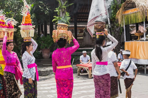 Ubud, Bali - 8 Mart: Köy kadın taşımak teklifleri gıda güneşlenmek