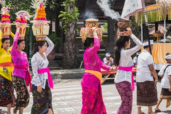 Ubud, Bali - 8 Mart: Köy kadın taşımak teklifleri gıda güneşlenmek