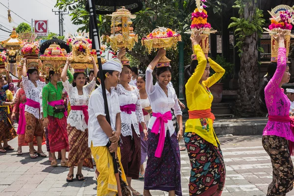 UBUD, BALI - MARÇO 8: Mulheres da aldeia carregam oferendas de comida bask — Fotografia de Stock