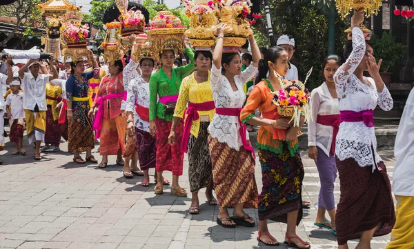 Ubud, Bali - 8 Mart: Köy kadın taşımak teklifleri gıda güneşlenmek