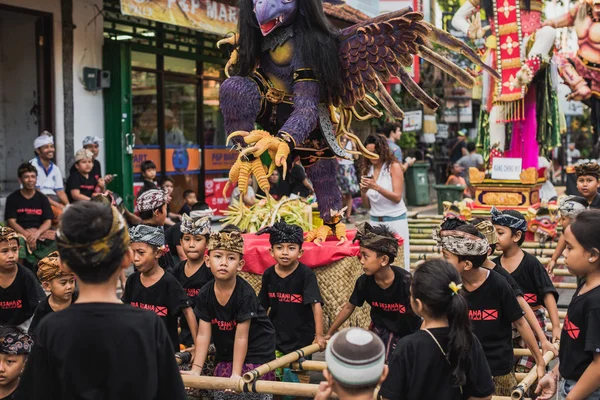 巴厘岛，巴厘岛-3 月 8 日 ︰ 身份不明的人在庆祝期间 — 图库照片