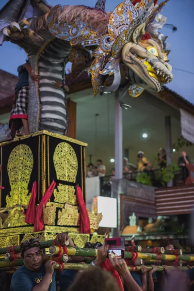 巴厘岛，巴厘岛-3 月 8 日 ︰ 身份不明的人在庆祝期间 — 图库照片