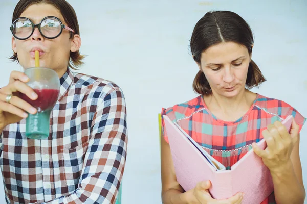 Kafede tarih. Güzel genç kadın adamla genç nerd. — Stok fotoğraf