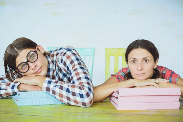 Focus studenten voorbereiden op examens in café — Stockfoto