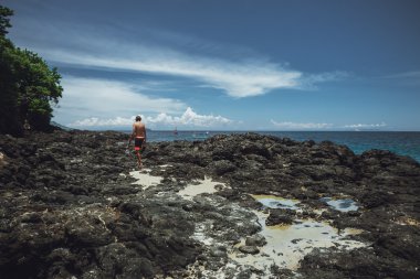 Saf su okyanus ve kayalar. Bali
