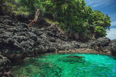 Suya atlayan çekici bir adam.