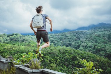 Dağlar karşı Bali atlama hipster seyahat