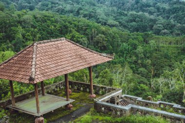 Dağlara bakan çardak. Bali