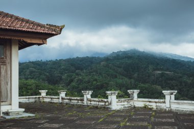 Dağlara bakan çardak. Bali