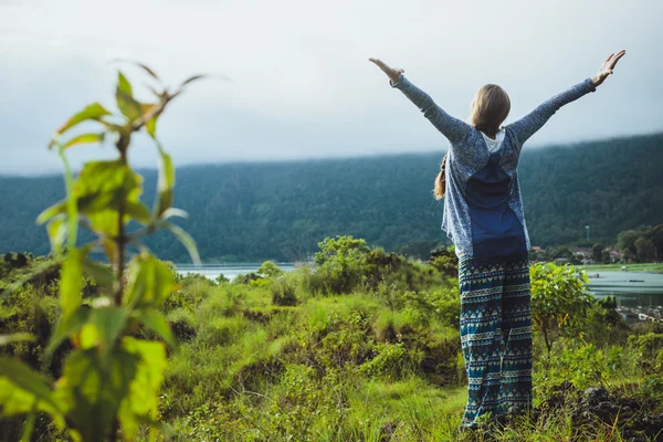 Jonge vrouw ontspannen op de natuur. Het concept van vrijheid — Stockfoto