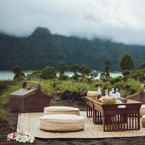 Picknick op de natuur. Kintamani Lake en Batur vulkaan, Bali. — Stockfoto