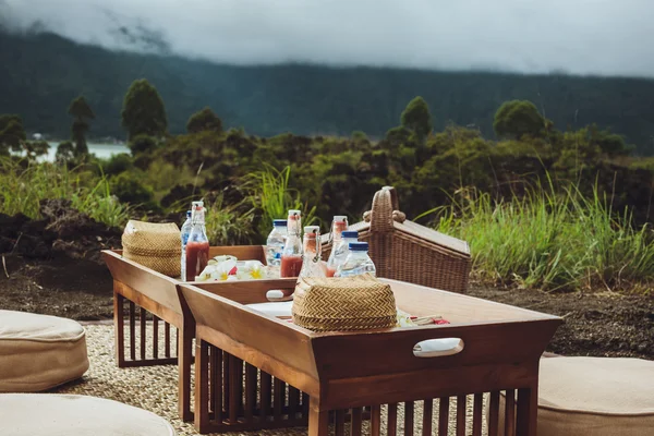 Picknick op de natuur. Kintamani Lake en Batur vulkaan, Bali. — Stockfoto