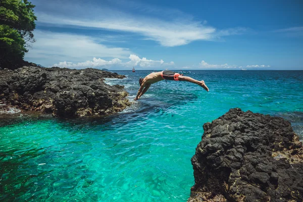 आकर्षक माणूस पाण्यात उडी — स्टॉक फोटो, इमेज