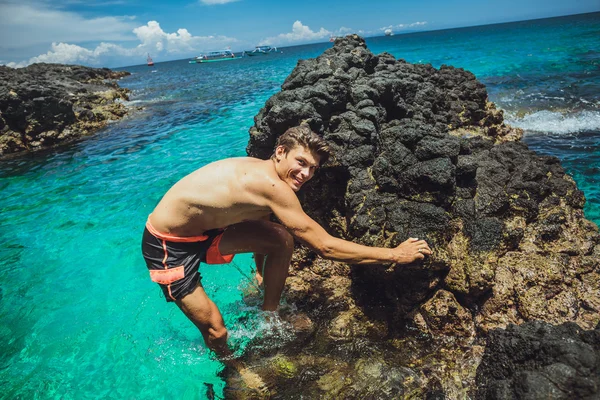Vonzó srác jön ki az óceán — Stock Fotó