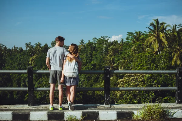 Casal Hipster andando em uma ponte nos trópicos — Fotografia de Stock