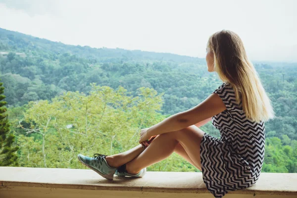 Portret van het meisje te kijken naar het prachtige uitzicht op de bergen, — Stockfoto