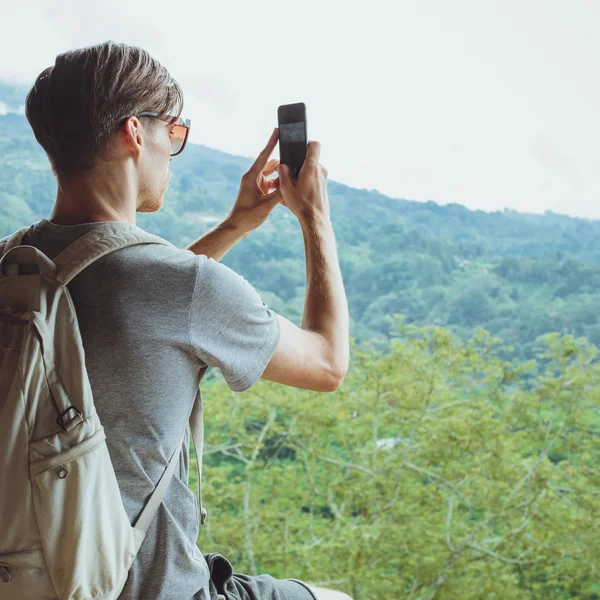 Хіпстер мандрівник робить селфі фото біля гір — стокове фото
