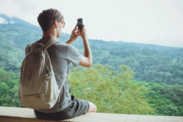 Хіпстер мандрівник робить селфі фото біля гір — стокове фото