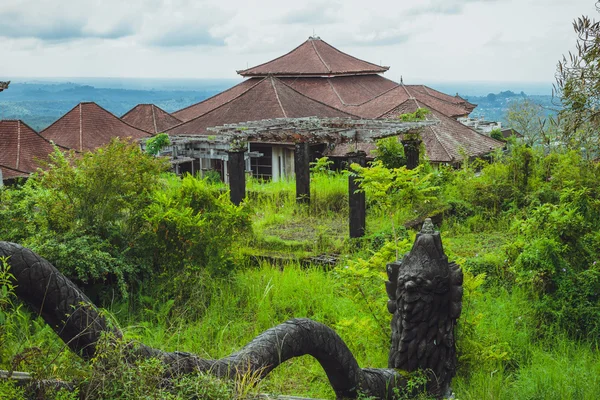 バリ島の古い放棄されたホテル — ストック写真