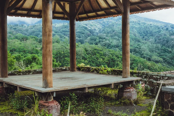 Dağlara bakan çardak. Bali — Stok fotoğraf