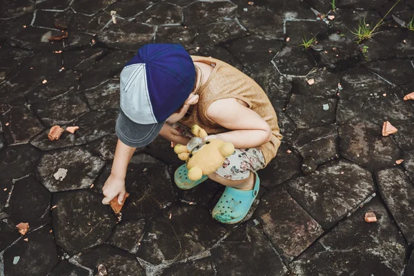 Самотній хлопчик з брудною іграшкою в покинутій будівлі — стокове фото
