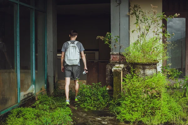 Genç erkek hipster backpacker doğa sahne zevk portresi — Stok fotoğraf