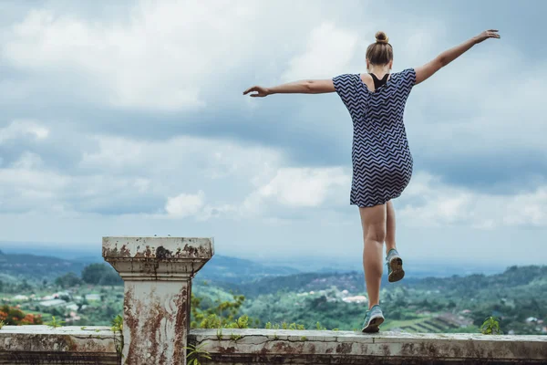 Hipster reiziger springen tegen de bergen, Bali — Stockfoto