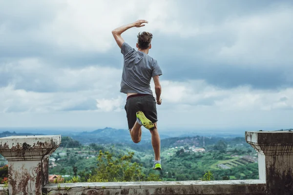 Hipster viajante saltando contra as montanhas, Bali — Fotografia de Stock