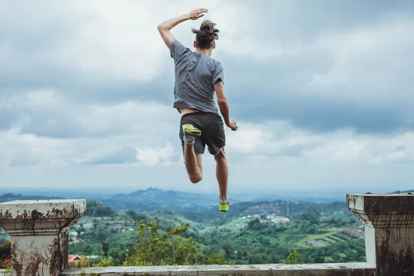 Hipster viajante saltando contra as montanhas, Bali — Fotografia de Stock