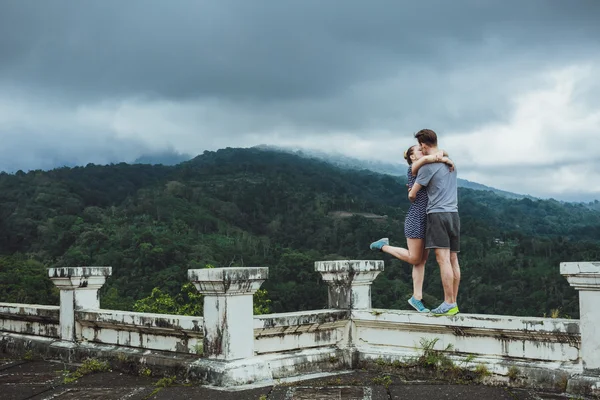 Jovem casal hipster beijando no fundo das montanhas — Fotografia de Stock