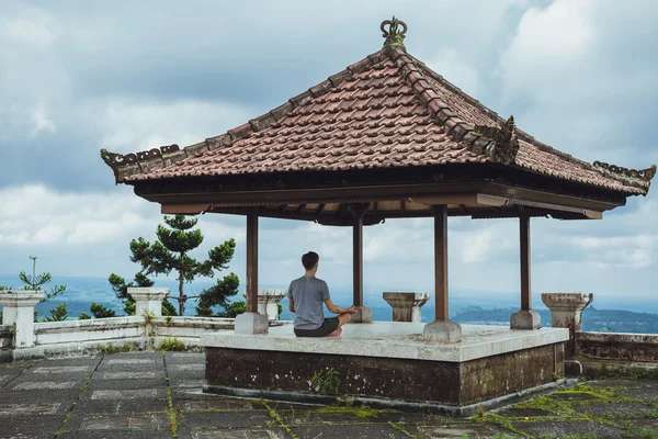ファッショナブルな若者の背景にガゼボで瞑想 — ストック写真