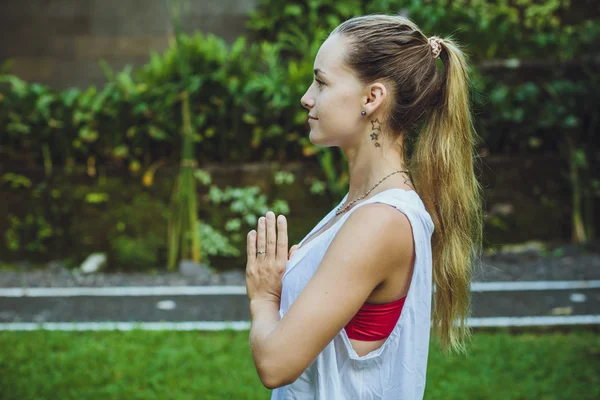 Genç hipster kadın pratik yoga. Sakinlik ve sakin ol, kadın ha — Stok fotoğraf