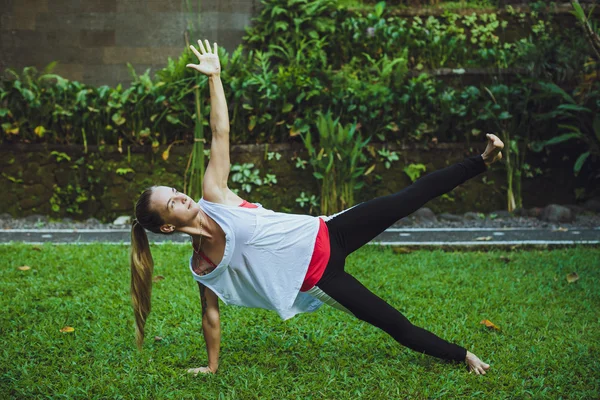 Una joven hipster practica yoga. Tranquilidad y relax, mujer ha — Foto de Stock