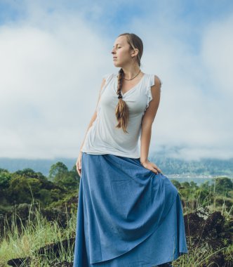 Genç kadın Batur volkan ve Agung mountain view adlı arıyor 