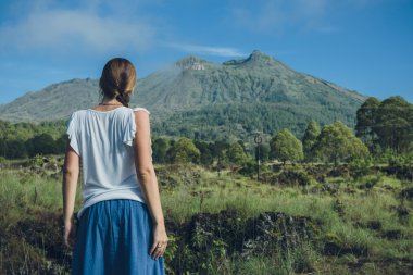 Genç kadın Batur volkan ve Agung mountain view adlı arıyor 