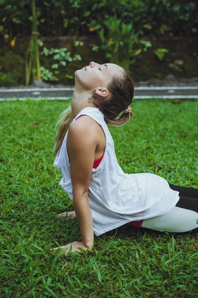 Una joven hipster practica yoga. Tranquilidad y relax, mujer ha — Foto de Stock