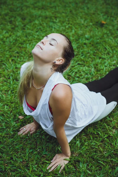 Una joven hipster practica yoga. Tranquilidad y relax, mujer ha —  Fotos de Stock