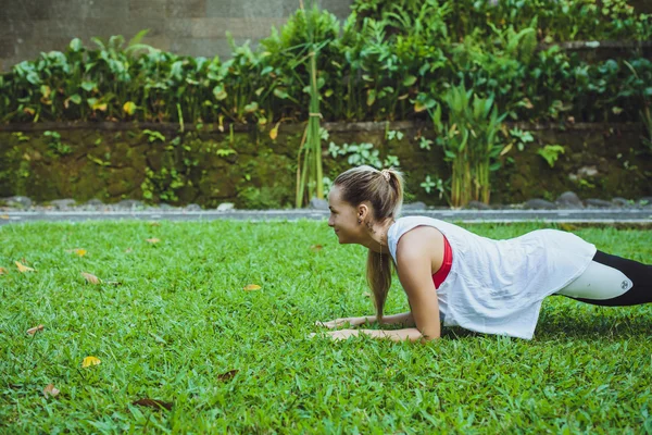 Mladá bederní žena cvičím jógu. Klid a odpočinek, Žena ha — Stock fotografie