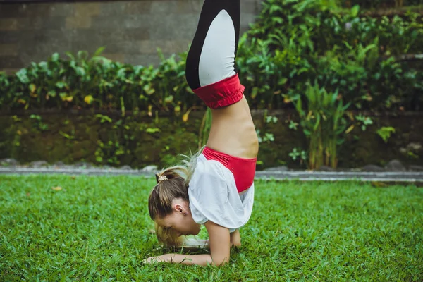 Fitness žena na hlavu - atraktivní dívka dělá Headstan — Stock fotografie