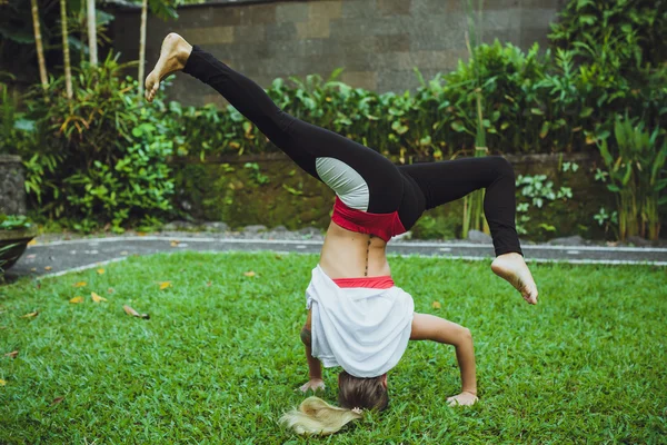 Mujer fitness en la cabeza - Joven chica atractiva haciendo el headstan — Foto de Stock