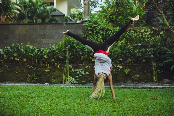 Bailarina de estilo moderno saltando sobre fondo natural — Foto de Stock