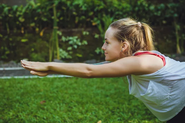 Una joven hipster practica yoga. Tranquilidad y relax, mujer ha — Foto de Stock