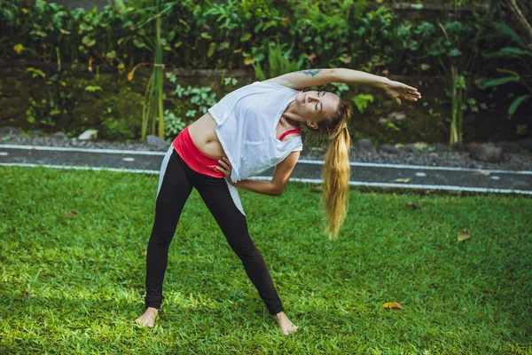 Una joven hipster practica yoga. Tranquilidad y relax, mujer ha — Foto de Stock