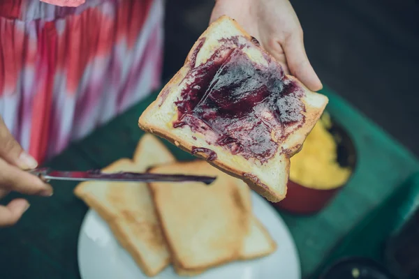 Selai Blueberry Roti plester dan mentega wanita . — Stok Foto